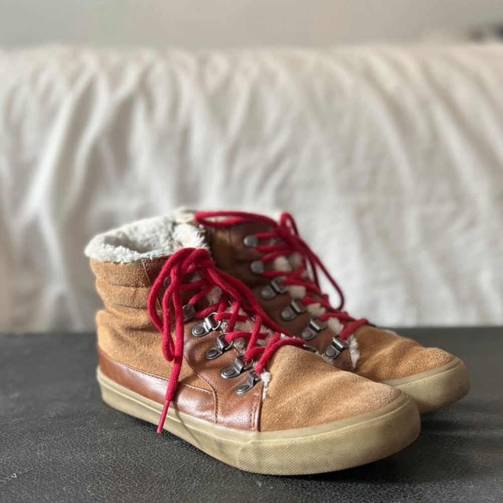 Low ankle winter boot with warm lining.